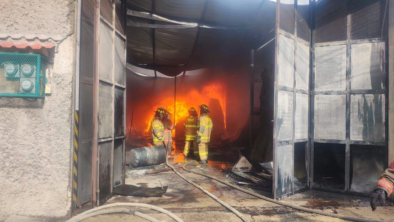 Un incendio en una fábrica de colchonetas consumió gran parte del material, en la colonia Granjas Valle de Guadalupe en Ecatepec. Foto 