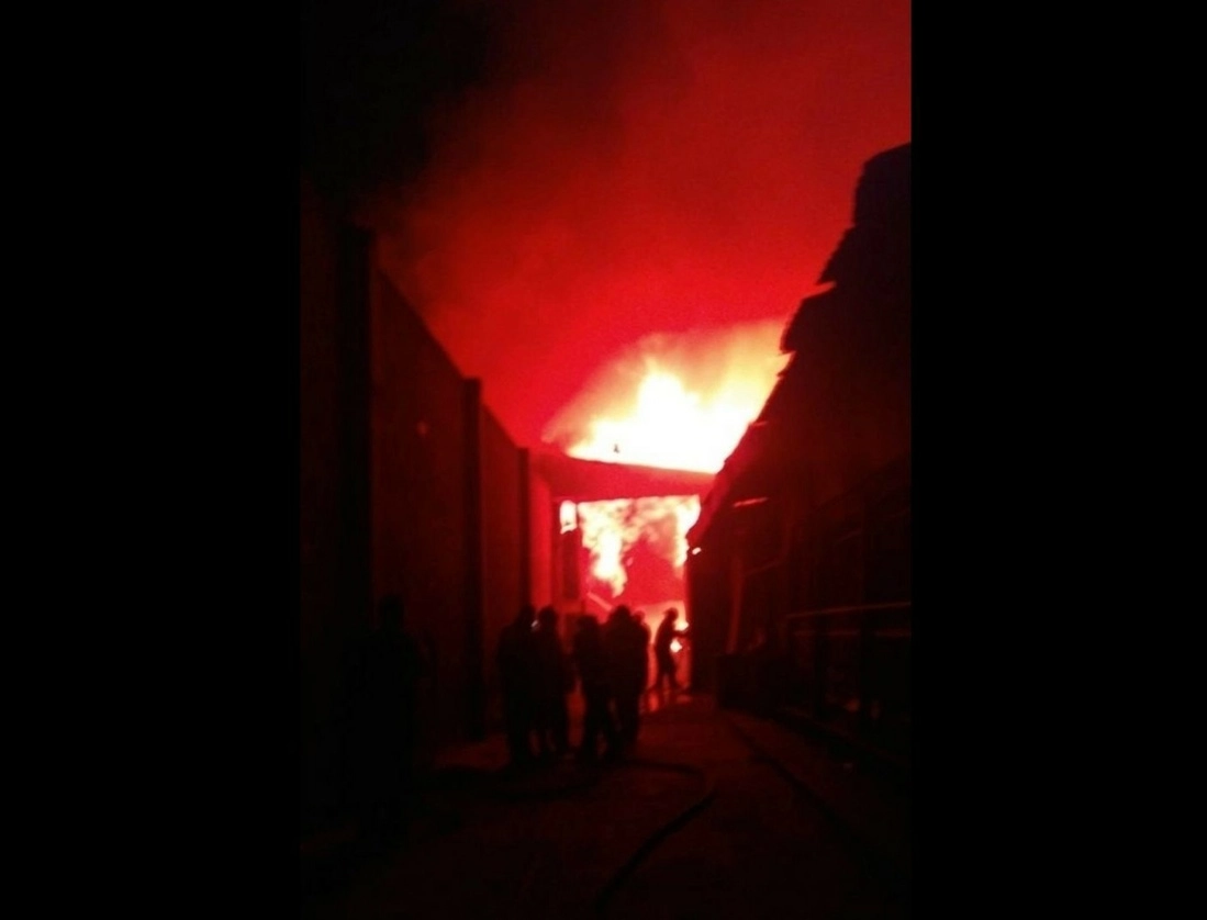 Una fábrica de muebles se incendió la mañana de este martes en la colonia San José, del municipio de Chicoloapan, Estado de México. Foto ‘La Jornada’