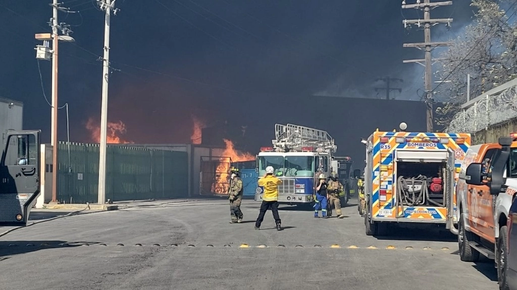 Bomberos ya trabajan para sofocar el incendio en la fábrica de plásticos ubicada en San Nicolás de los Garza, NL. Foto Tomada de X @PC_NuevoLeon