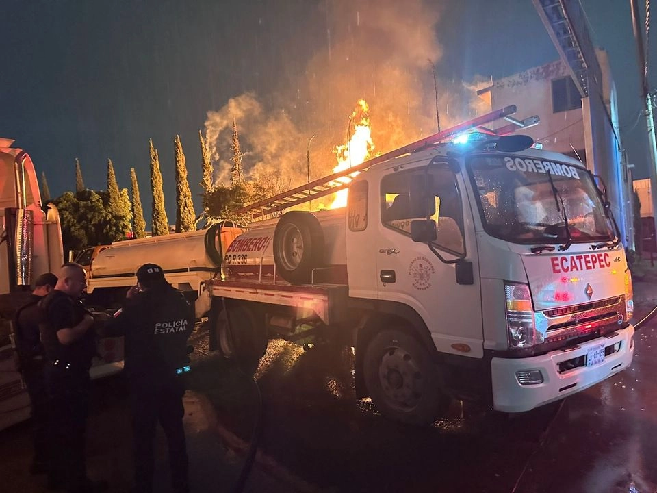 Un fuerte incendio se registró la noche del domingo en  una fábrica del solventes en San Pedro, Xalostoc, Ecatepec. Foto 