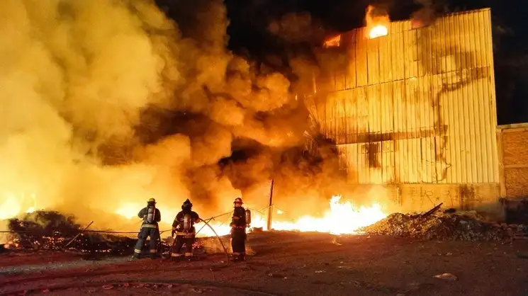 Al lugar arribaron bomberos de Tonalá, Tlaquepaque, Zapopan, elementos de Protección Civil del Estado, policía de Guadalajara, y movilidad. Foto cortesía PC y bomberos de Guadalajara.
