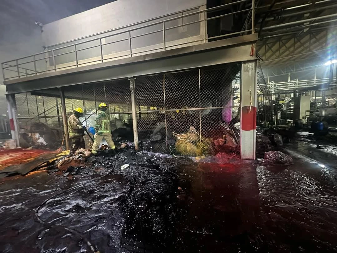 Por causas aún desconocidas, la madrugada de este jueves se registró un incendio en la fábrica Texnova, en Tulancingo, Hidalgo. Foto