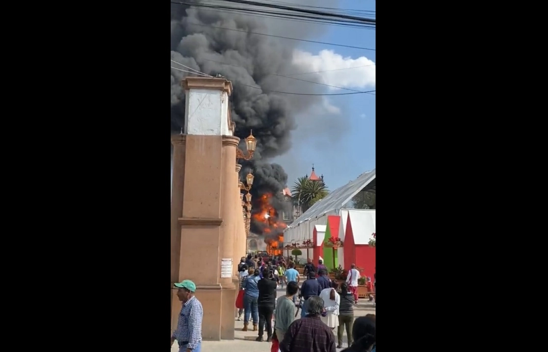 Una columna de humo se elevó varios metros a causa del incendio de la planta generadora de energía en la Plaza Cívica "Miguel Hidalgo, en Tultitlán, Edomex. Foto ‘La Jornada’