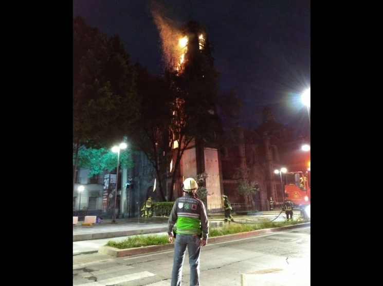 Un incendio se registró esta mañana en la cúpula de la iglesia Santa Veracruz, ubicada en la calle de 2 de Abril, esquina Hidalgo, en la colonia Guerrero. Foto tomada del Twitter @SGIRPC_CDMX