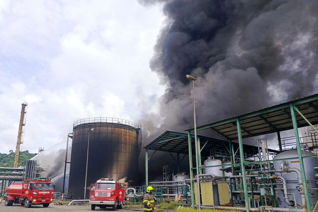 Los bomberos trabajan para apagar un incendio en la refinería de petróleo de Esmeraldas en Esmeraldas, Ecuador, el 26 de mayo de 2025.