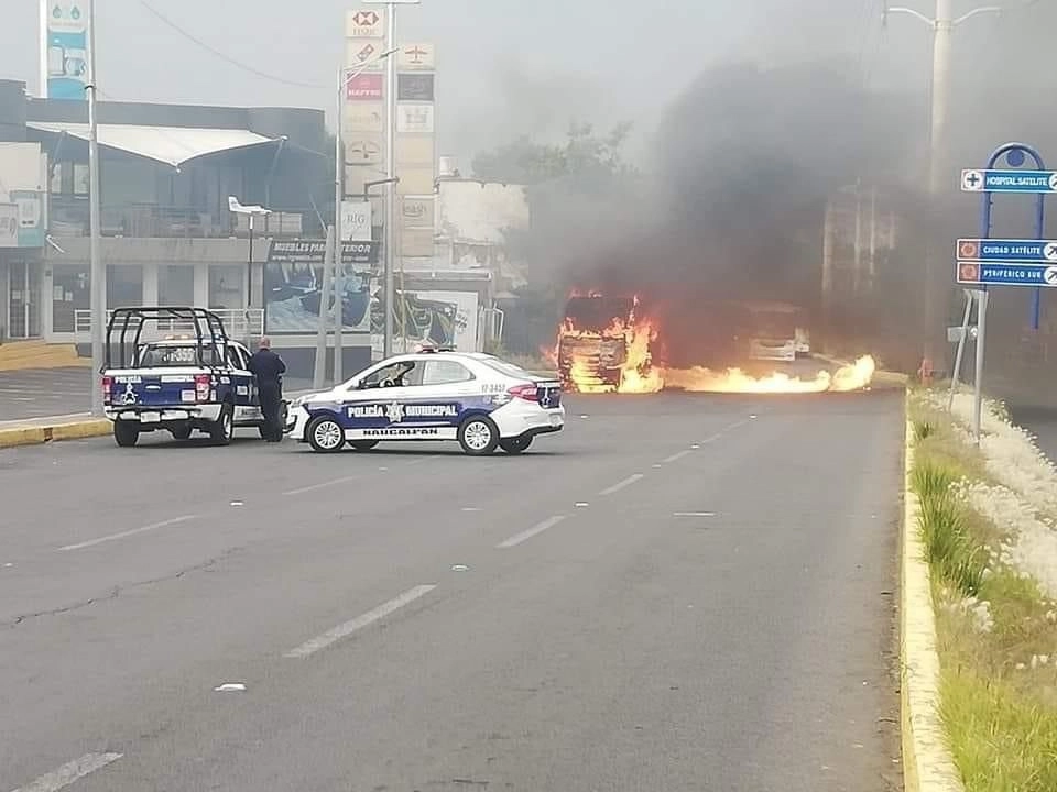 Una falla mecánica causó el incendio de un microbus del transporte público en Naucalpan, Edomex. Foto La Jornada
