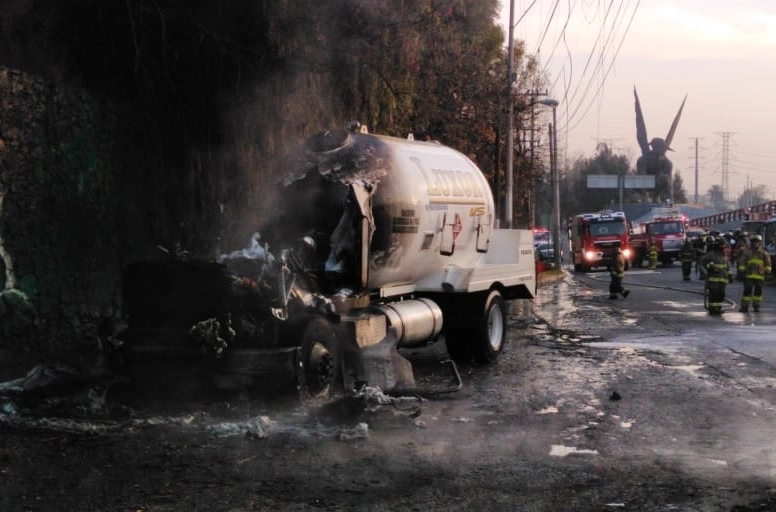 El percance se registró en la autopista México-Pachuca, dirección a CDMX, sin que se reportaran muertos o lesionados. Foto La Jornada