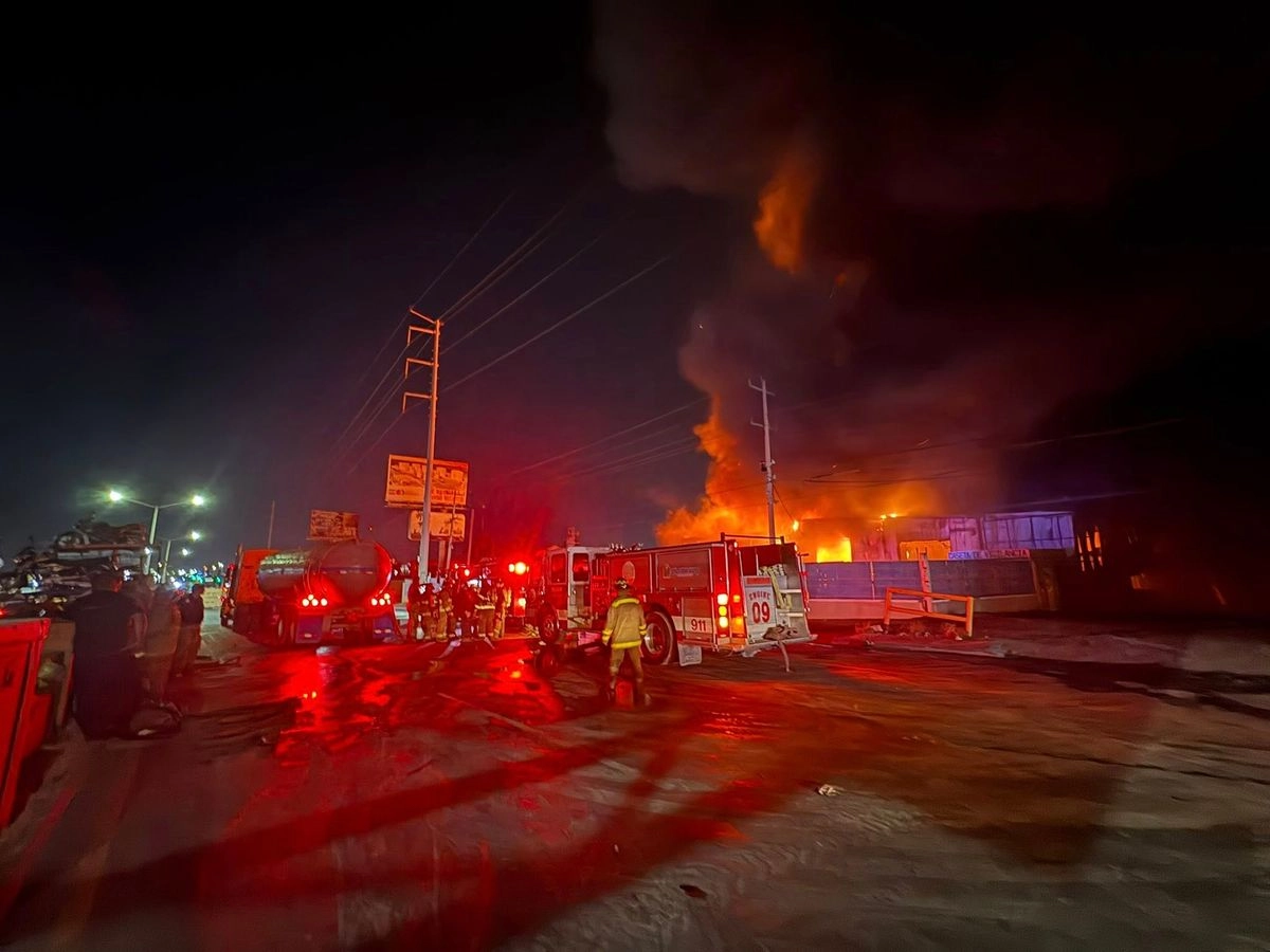 Bomberos acudieron a sofocar el sinestro registrado en una recicladora ubicada en el kilómetro 203.6 de la carretera Reynosa-Monterrey, en la colonia Esfuerzo Nacional, en Reynosa, Tamaulipas. Foto 