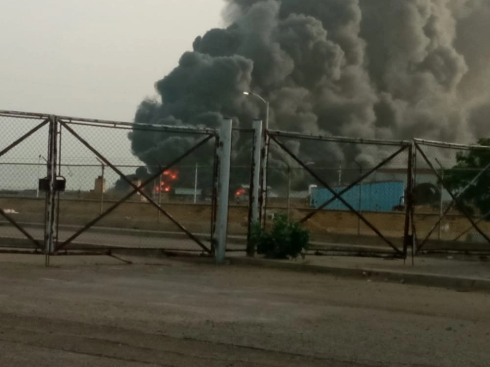 Trabajadores, protección civil y los bomberos lograron controlar el siniestro. Foto @cperezampueda