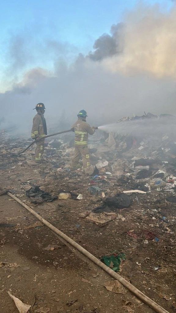 Personal de distintas dependencias realizan tareas para extinguir el fuego en el basurero El Iztate, en Tepic, Nayarit. Foto ‘La Jornada’

