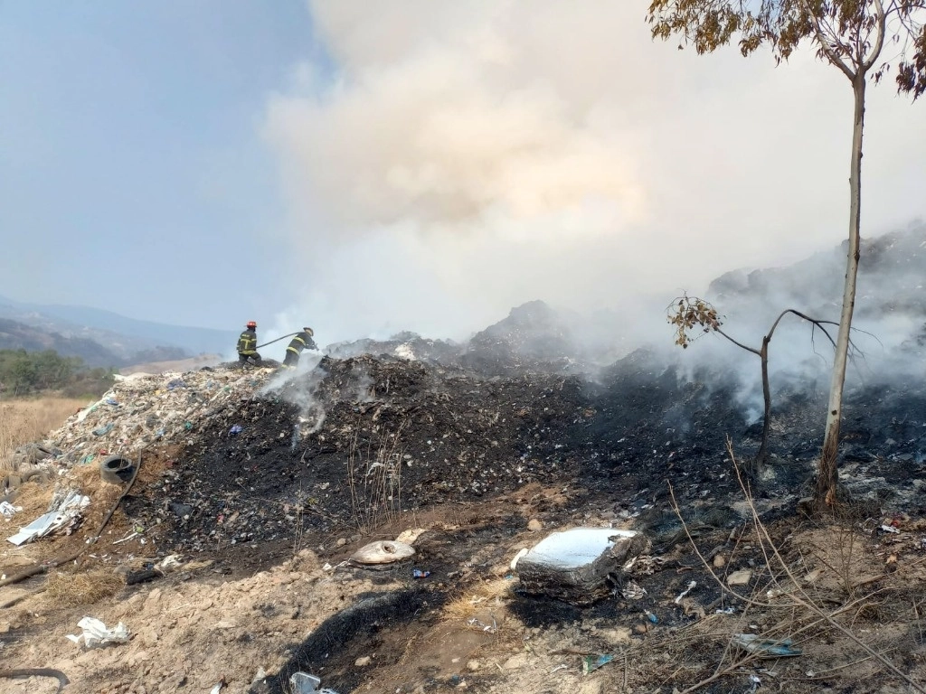Bomberos de Naucalpan trabajaron desde la madrugada para contener el incendio ocurrido en el basurero operado por la empresa Bio Merik, el 19 de abril de 2024. Foto ‘La Jornada’
