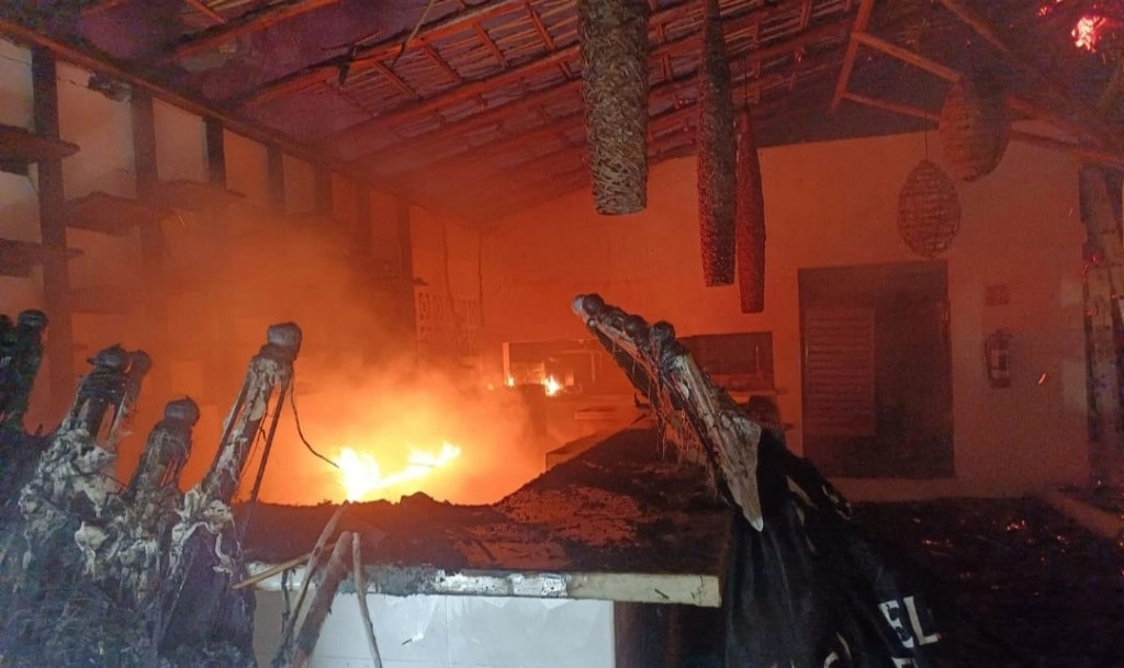 Bomberos del municipio de Acapulco atendieron la emergencia reportada en la zona Dorada del puerto, el 9 de febrero de 2024. Foto ‘La Jornada’