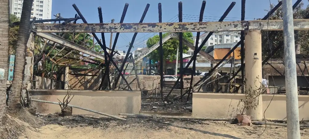 Reducido a cenizas quedó el icónico restaurante La Cabaña, en Acapulco. Foto Héctor Briseño
