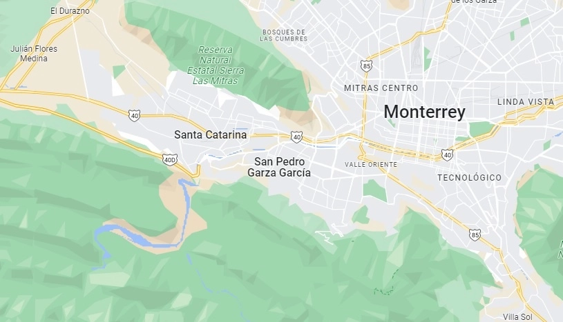 Unos 100 habitantes de un edificio fueron evacuados por la explosión y el incendio que se registró en el sótano del edificio y que consumió cuatro vehículos. Foto Tomada de Google Maps