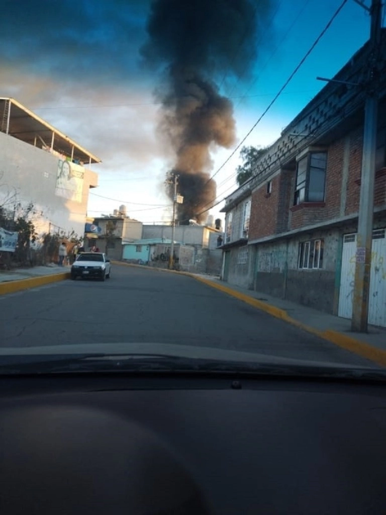 Una columna de humo se alzo a causa del incendio de una tapicería ubicada en la colonia La Piedad, en el municipio mexiquense de Tultepec, el 8 de febrero de 2024. Foto ‘La Jornada’ 