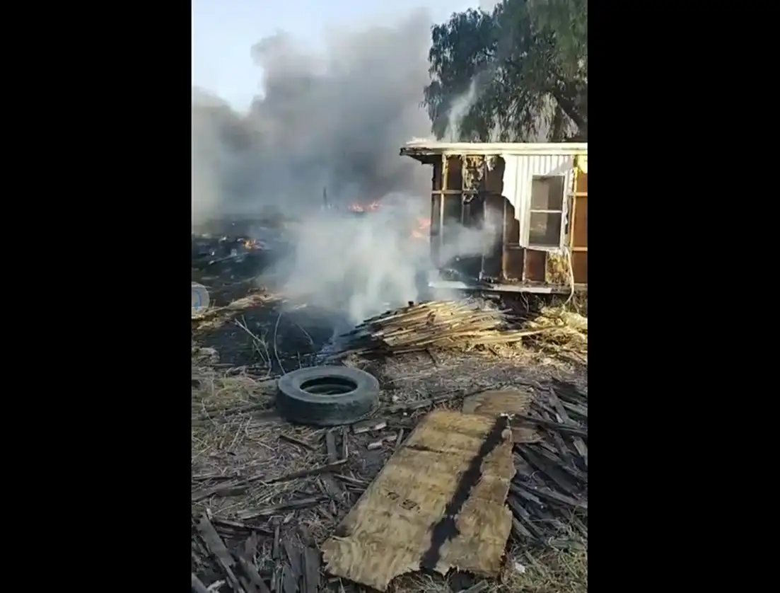 El incendio inició aproximadamente a las 17:00 horas en un terreno baldío usado como tiradero en Tizayuca, Hidalgo. Foto Juan Ricardo Montoya