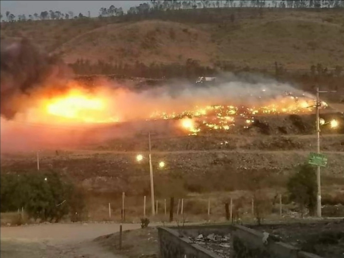 El humo y los olores fétidos causados por el incendio se extendieron hasta el municipio de Chicolopan, Edomex. Foto ‘La Jornada’