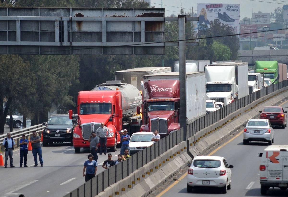 Capufe informó que a causa del incendio del tractocamión en el kilómetro 52 de la autopista México-Querétaro, cerró la circulación con dirección a CDMX. Foto 