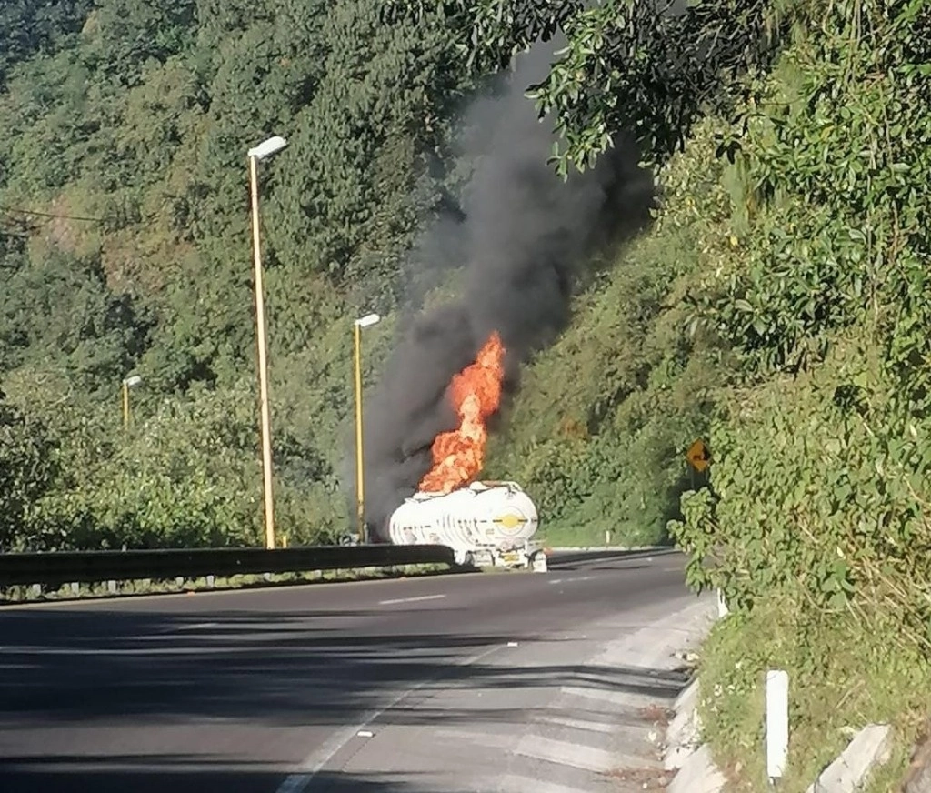 El accidente ocurrió a la altura del lugar conocido como El Mirador, en los límites de Maltrata, Veracruz, con Esperanza, Puebla. Foto Eirinet Gómez
