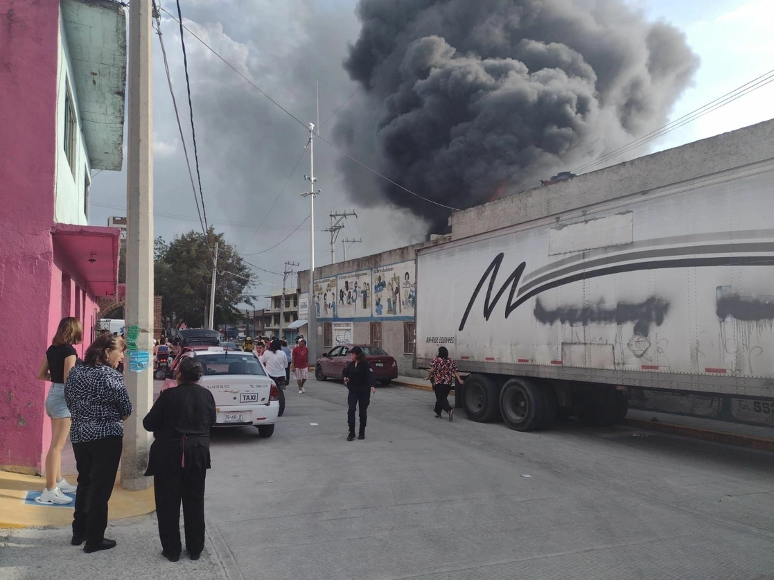Los vecinos reportaron que una nube de humo se observaba en una de las naves industriales. Foto 'La Jornada'