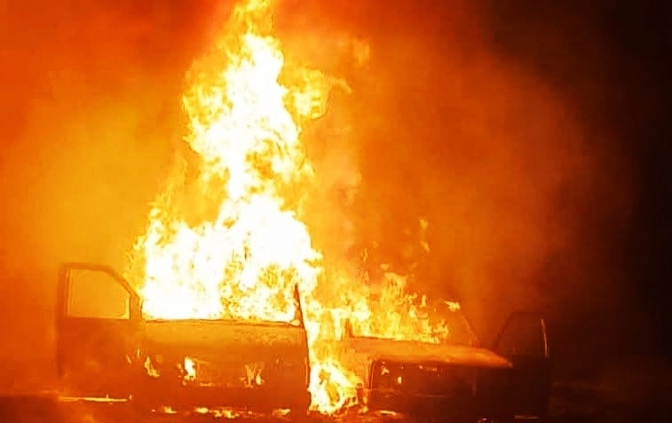Ambas camionetas quedaron incineradas en un campo de cultivo de Tlahuelilpan, Hidalgo. Foto 'La Jornada'