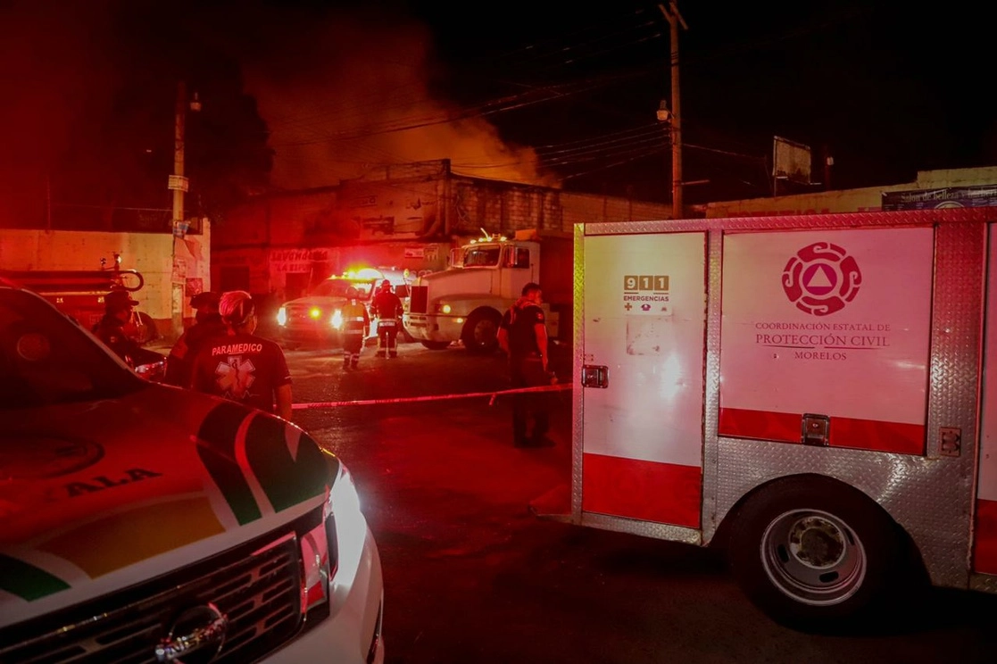 Bomberos y personal de protección Civil del estado atienden el siniestro en la central de abasto de Cuautla. Foto Rubicela Morelos