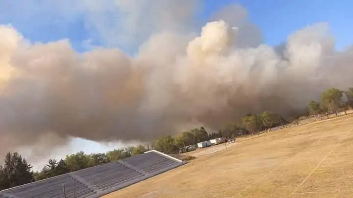 Un fuerte incendio se registra esta tarde en el Parque Estatal Sierra Hermosa, en el municipio de Tecamac, Edomex. Foto La Jornada