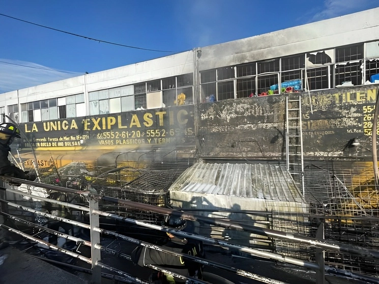 Tres puestos ambulantes en las inmediaciones del mercado de La Merced resultaron afectados por el fuego, el 10 de agosto de 2023. Foto tomada de Twitter @Gposiadeoficial
