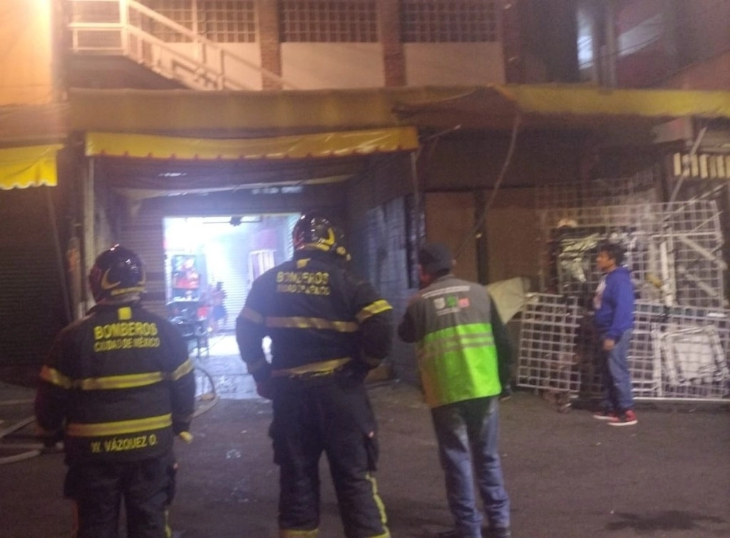 Un incendio en un tianguis de Tepito, ubicado en la calle Leona Vicario y Girón, colonia Centro, generó una fuerte movilización de los cuerpos de emergencia. Foto @SGIRPC_CDMX