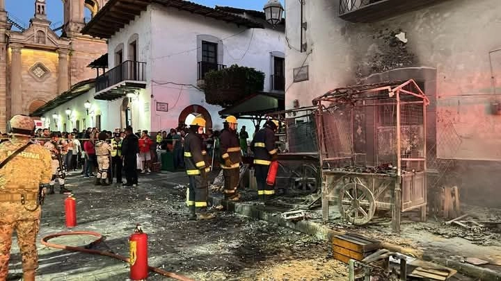 Los puestos de pirotecnia eran semifijos por lo que las llamas lograron ser sofocadas por los bomberos. Foto