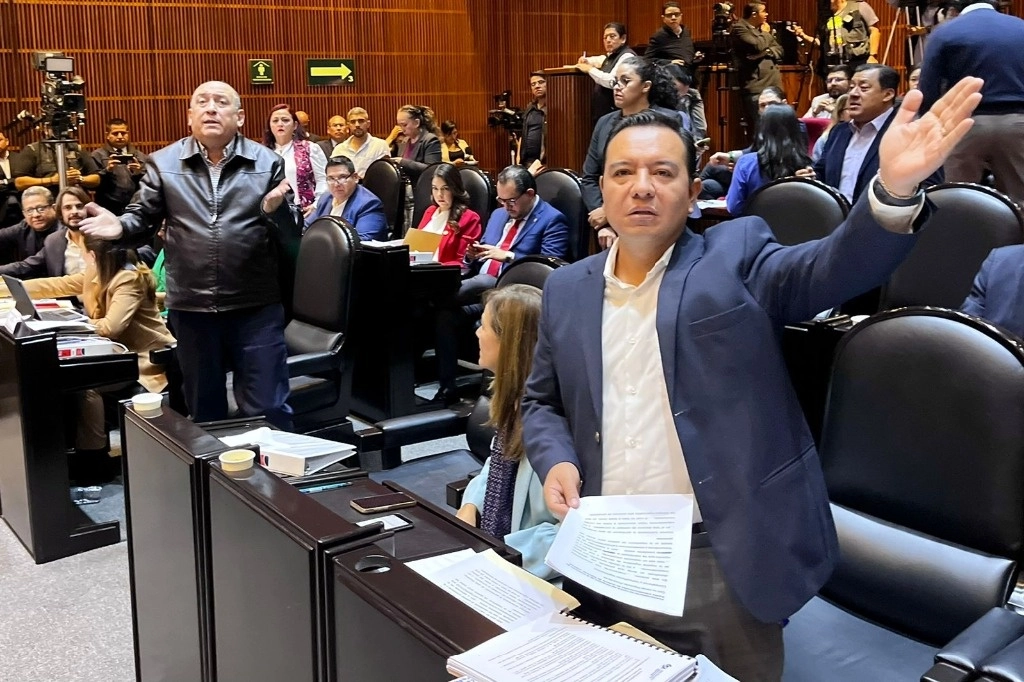 Los diputados Héctor Téllez (der) y Rubén Moreira (izq) durante de la sesión de de la Comisión de Puntos Constitucionales de la Cámara de Diputados. Foto Luis Castillo 