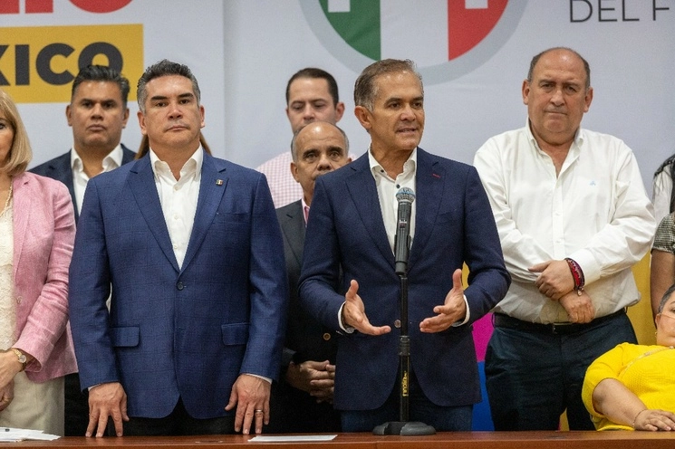 El senador del PRD, Miguel Ángel Mancera (c) junto con el dirigente del PRI, Alejandro Moreno (izq) en imagen de archivo. Foto Pablo Ramos