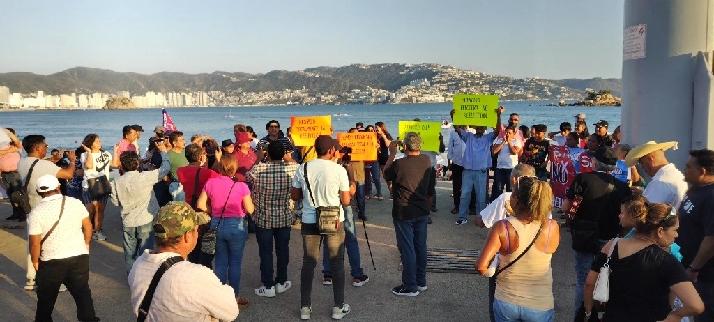 Morenista de Acapulco protestaron por el reelección de la candidata  Abelina López Rodríguez. Foto Héctor Briseño
