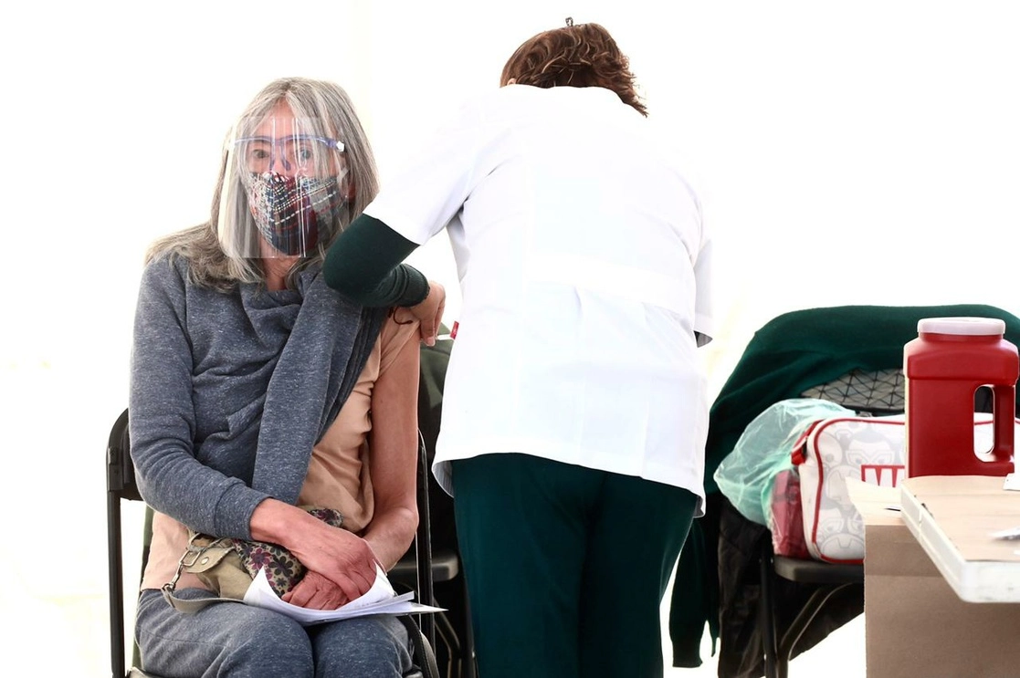 Personal médico de la clínica 22 del IMSS aplica vacunas contra Covid-19 a adultos mayores, en la alcaldía Magdalena Contreras, de la Ciudad de México, el 17 de febrero de 2021. Foto Luis Castillo