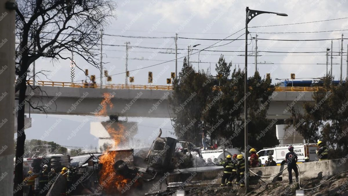 Bomberos atienden el incendio de una pipa y varios vehículos en las inmediaciones del Puente de la Concordia y la calzada Ignacio Zaragoza.