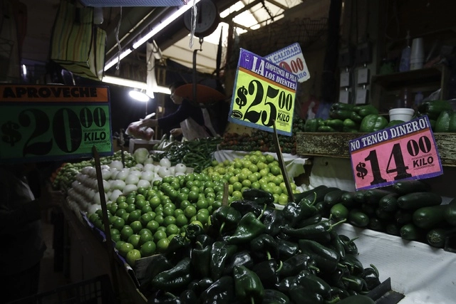 Diversas verduras se ofertan en un mercado. Foto Cristina Rodríguez / Archivo