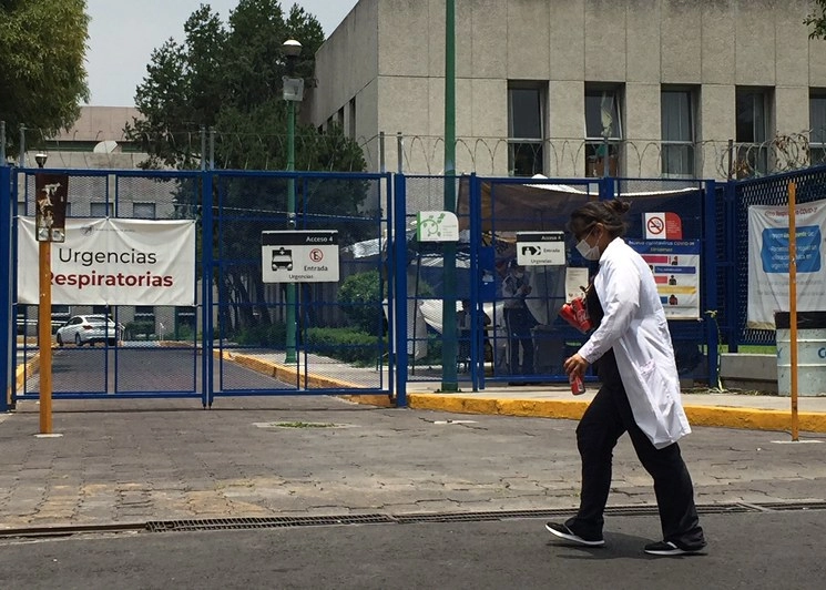 Una doctora se dirige a la entrada de Urgencias del Hospital Juárez durante la crisis sanitaria por Covid-19, en la Ciudad de México. Foto Guillermo Sologuren