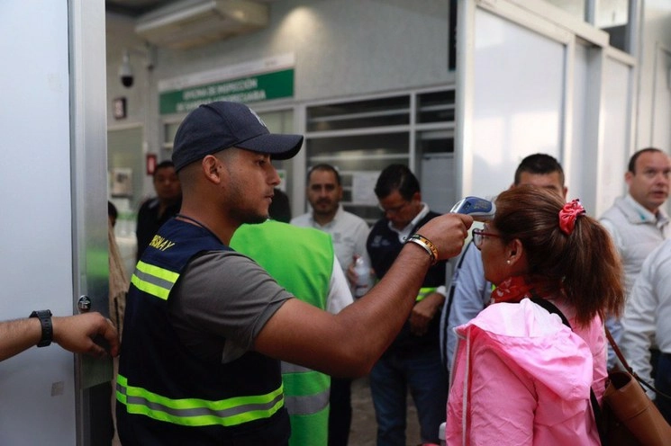 Control sanitario en el Aeropuerto Internacional de Nayarit, Amado Nervo. Foto @NayaritGobierno
