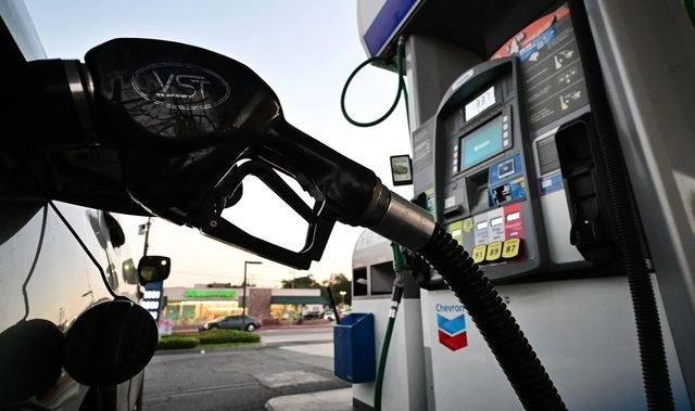 Una boquilla bombea gasolina a un vehículo en una gasolinera en Los Ángeles, California. Foto Afp