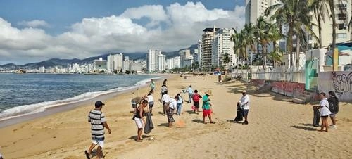 Prestadores de servicios en campaña de limpieza de la playa Icacos, en la zona Dorada de Acapulco, Guerrero. Foto Héctor Briseño/ archivo