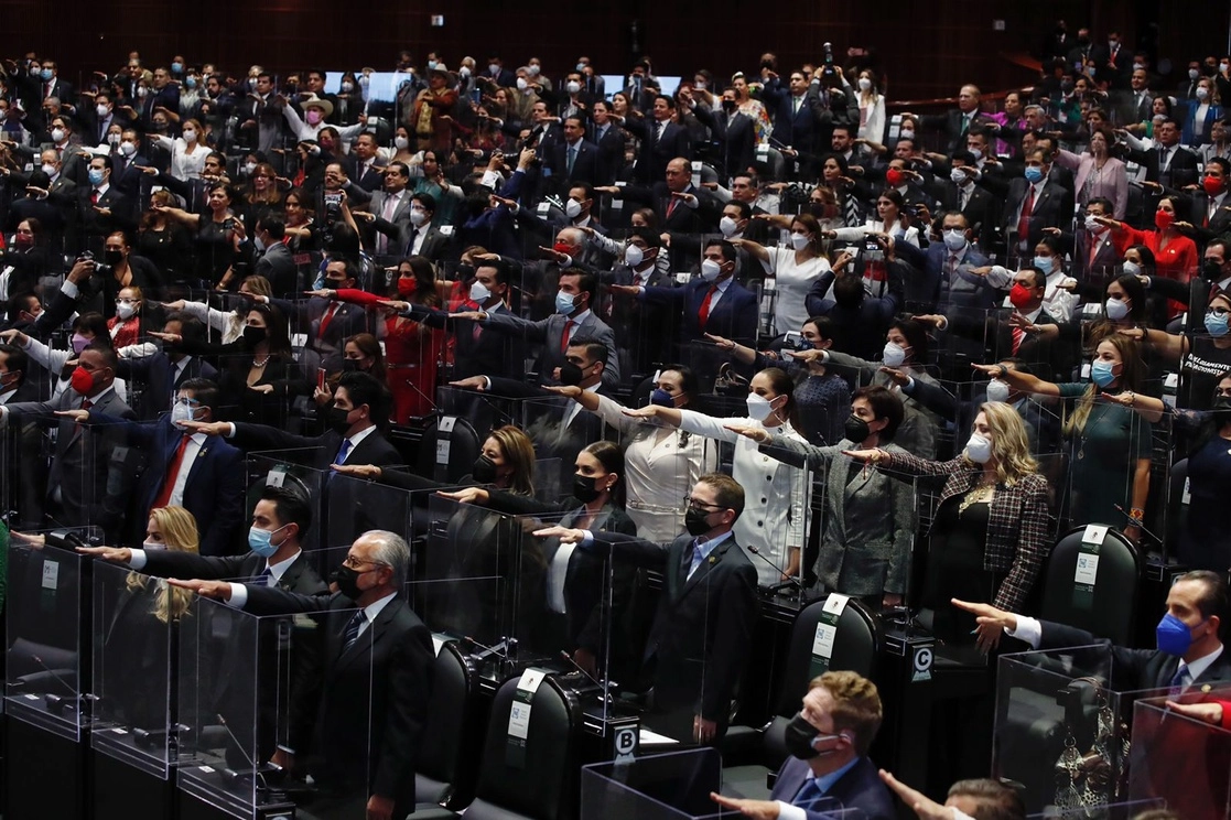 Los 500 diputados toman protesta en la sesión constitutiva de la LXV Legislatura en la Cámara de Diputados, durante el semáforo naranja de la pandemia de Covid-19, en la Ciudad de México. Foto Cristina Rodríguez