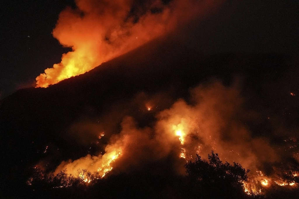 El incendio que se registra en Malibú, California, pone en riesgo unas 7 mil 500. Foto Ap estructuras. Foto 