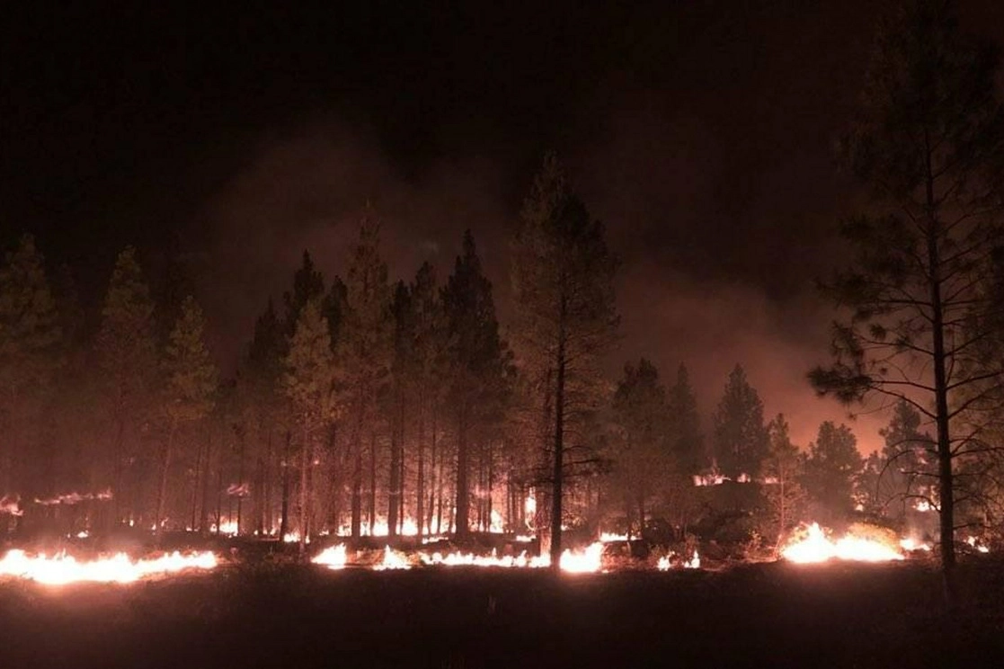 Los bomberos sólo han podido contener en un 7% el enorme incendio en el sur de Oregon, Estados Unidos. Foto Ap
