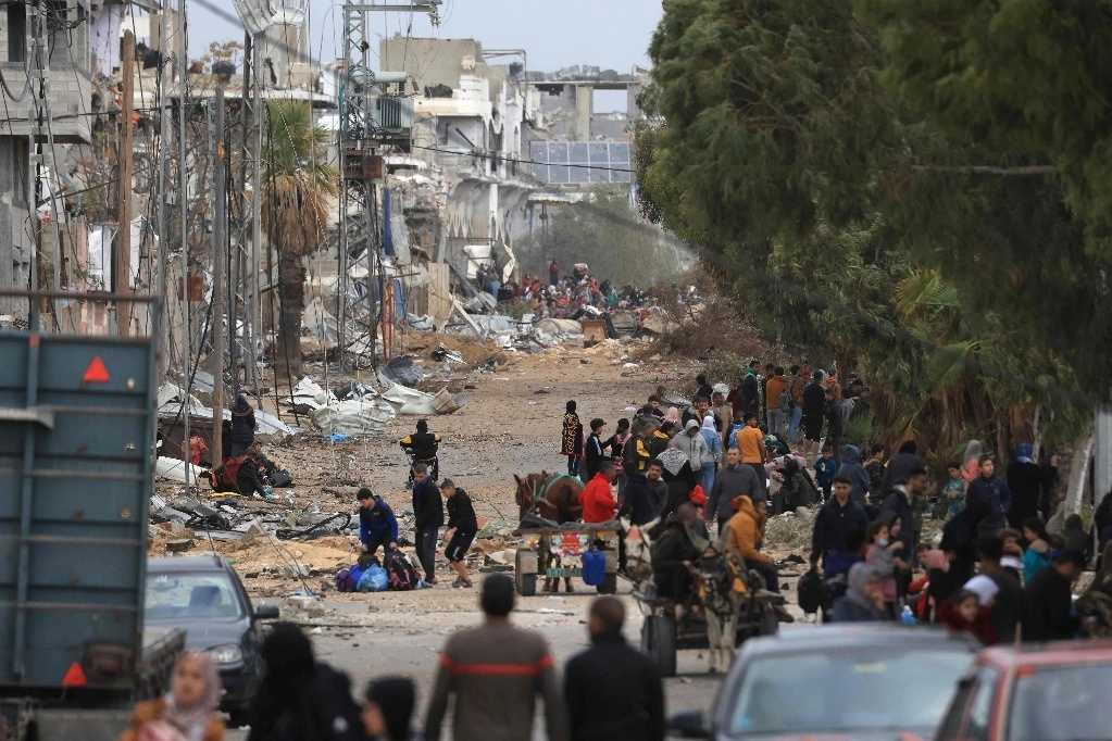 Los palestinos que huyen de los combates en una Gaza devastada por la guerra caminan por la carretera Salaheddine en el distrito de Zeitoun, en la parte sur de la franja de Gaza, el 19 de noviembre de 2023. Foto Afp