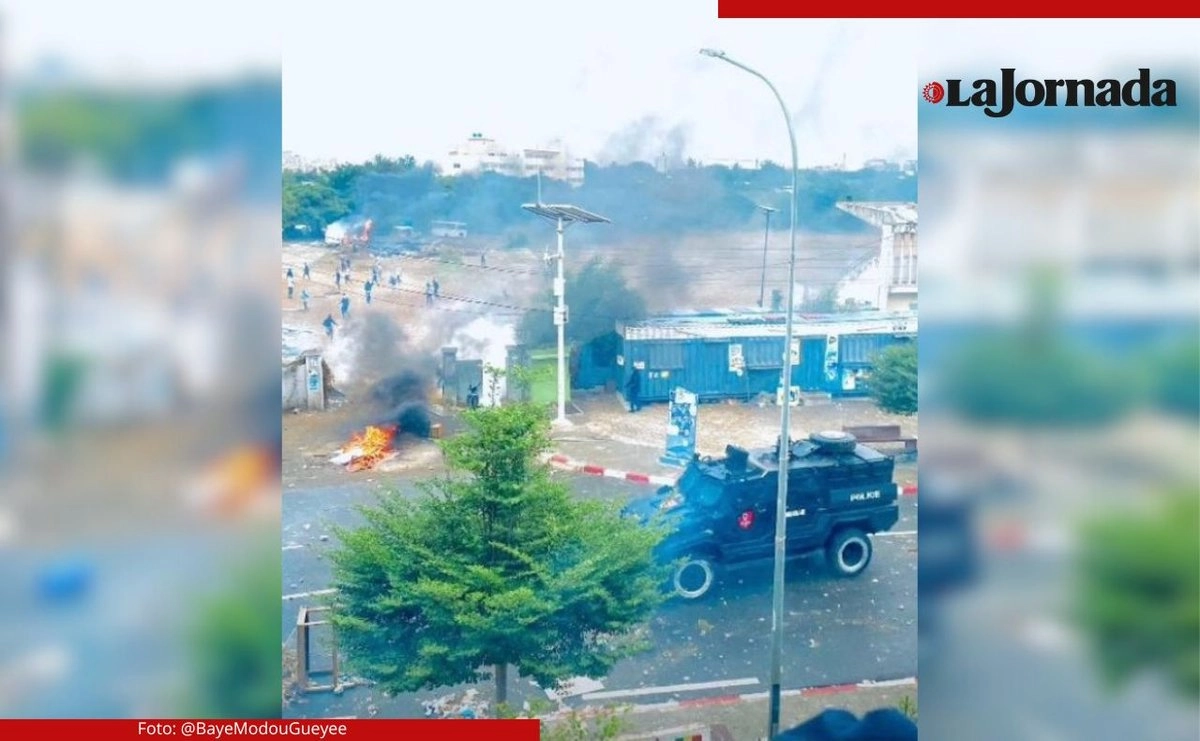 Las autoridades de la Universidad Cheikh Anta Diop, solicitaron ayuda a las fuerzas del orden mientras los estudiantes que lanzaban piedras se enfrentaban a las fuerzas de seguridad.