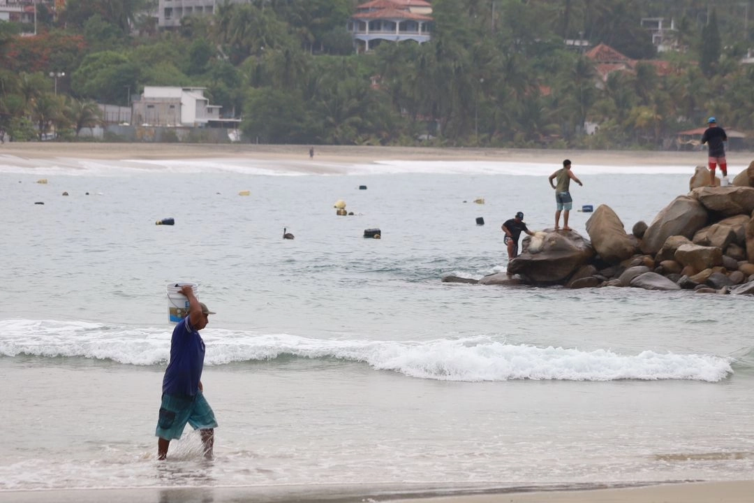 Ante la cercanía del huracán 'Erick', playas de Huatulco, Puerto Ángel y Puerto Escondido, Oaxaca, permanecen con bandera roja prohibiendo la salida de embarcaciones. Foto 