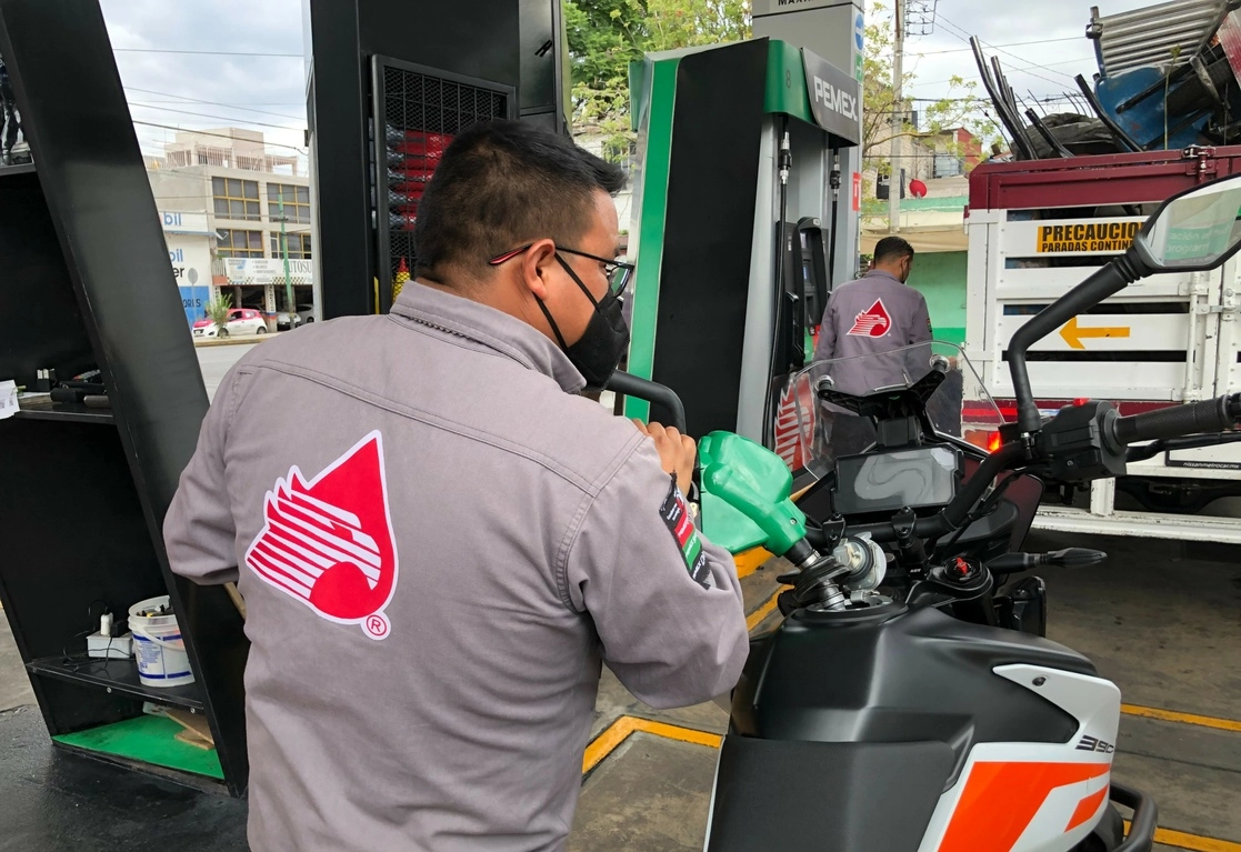 Un despachador en gasolinera de la CDMX. Foto Roberto García Ortiz