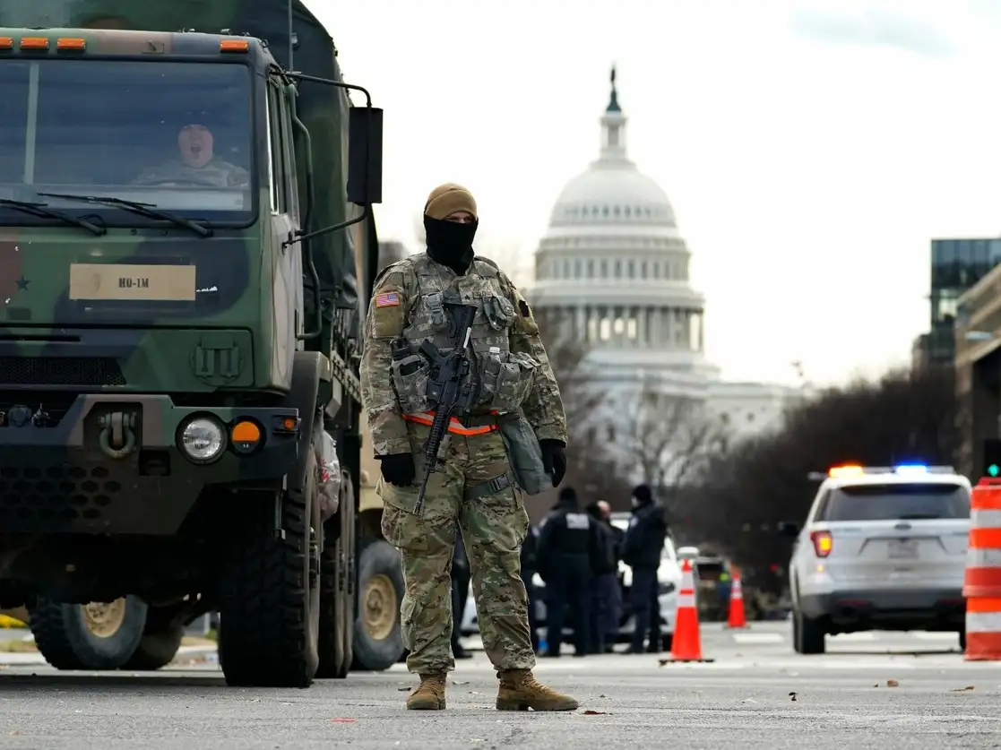 Un elemento de la Guardia Nacional custodia los alrededores del Capitolio, en la capital estadunidenses, el 18 de enero de 2021. Foto Ap 