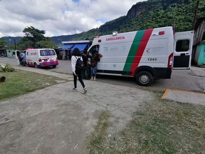 En en transcurso del viernes ambulancias de diversos municipios de la huasteca ayudaron a trasladar a los jóvenes intoxicados del Cobaeh de Mecatlán, Yahualica a diversos hospitales. Foto La Jornada