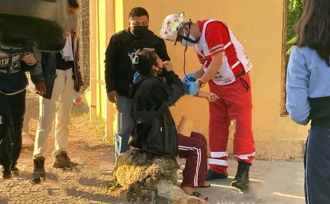 Al lugar arribaron paramédicos de la Cruz Roja, de la SSP y bomberos para ayudar a los menores, el 13 de febrero de 2023. Foto Luis Boffil